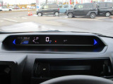 アナログメーターの無い、高さが抑えられたメーターパネル。運転席からの広い視界をさえぎることなく、必要な情報をわかりやすく表示します。