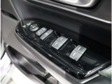 ドア内側、手の届きやすい位置にドアガラスの開閉スイッチ(パワーウインドウ)があります。運転席にはいたずら防止のためのロック付!
