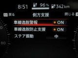 LDW(車線逸脱警報) フロントカメラによりレーンマーカーを検知し、意図せずに走行車線から逸脱しそうな場合、メーター内のディスプレイ表示とブザーで注意を喚起します。