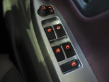 運転席ドアのパワーウィンドウスイッチと電動ドアミラーのスイッチです。