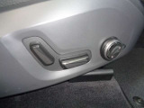 運転席8ウエイパワーシート(ドアミラー連動メモリー機構付)のスイッチ。