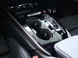 ●ドリンクを支える固定ホルダー付きです。運転中などもお飲み物がこぼれる心配はございません。