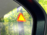 【後方車輛検知】走行中、ドアミラーの死角になりやすい箇所に後続車が接近するとサイドミラー付近に警告を表示、ドライバーに注意喚起をしてくれます。