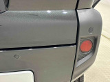 コーナーセンサーを車の前後に装備! 障害物の距離に応じて警告音を変えてお知らせします