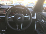 【ハンドル】ドライバーとBMW車の一体感がダイレクトに伝わるステアリングホイール。形状・太さへの拘りに加えて、操作性を高める為にスイッチ類も配置。クイックかつ安定のドライビングを体感下さい!