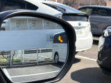 ブラインドスポットインフォメーションを装備しています!走行中、斜め後ろに車両の存在を検知すると、その方向のドアミラー鏡面上にマークを表示しお知らせします。
