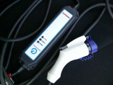 日産純正普通充電ケーブル付属しておりますよ♪