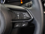 【マツダ・レーダー・クルーズ・コントロール】センサーが前方車を検知し、運転者がアクセルペダルやブレーキペダルを踏まなくても、設定した速度での走行や、前方車との車間距離を一定に保つ追従走行ができます。