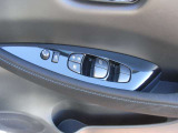 運転席側のドア内側です。ドアミラーの格納や角度調整やパワーウィンドーのスウィッチがコンパクトにまとまっています。ドリンクホルダーも付いています。