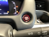 【ENGINE START/STOP】スマートキーをポケットやバッグに入れたままで、キーを差し込むことなくボタンを押すだけでエンジンが始動します。