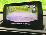 後退時には、映像を画面に表示し、安全確認をサポートします。運転の苦手な方にも安心です。