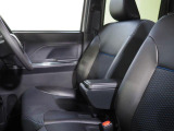 運転席にはアームレストが備わっています。