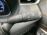 操作しやすいウインカーレバー。視界を確保し、安全な車線変更をサポートします。スムーズな操作で、安全運転を心がけましょう。