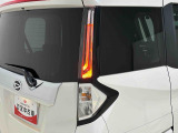視認性の高いカスタム専用デザインのLEDリヤランプ(テールランプ/ストップランプ)で省電力・長寿命化を実現。