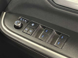 格納式リモコンドアミラーと、パワーウィンドウマスタースイッチです。車内の換気も運転席から簡単に行えます。