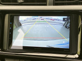 駐車や後退時の安全を確保するバックモニター。車両後方の状況を大画面で確認でき、安心して運転できます。狭い場所でも安心です。