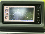 停車時に映像を楽しめるTV画面を搭載。お子様とのドライブに、また休憩時間などに活用いただけます。