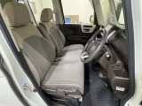 誰が運転をするときも、適したドライビングポジションに。簡単にシートの高さが調節できるので安心して運転して頂けます。