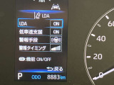 レーンディパーチャーアラート付です。ウインカーを出さずに車線を逸脱しようとすると、ブザーとディスプレイで注意喚起し、ステアリング制御が作動しドライバーに車線逸脱防止を促してくれます。