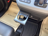 運転席と助手席に間にドリンクホルダーがあるので飲み物置き場に困ることは少なくなりますね!