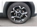 タイヤサイズは225/55R18アルミホイールはブラックとクロームのコンビカラーとなっています。