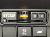 ハンドルの右側にETC2.0がついています。高速道路の料金所の通過も楽々です!。 カードの取り出しもしやすい場所についています。