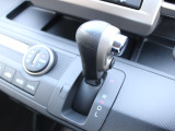 操作性に優れた運転席となります!小物入れや各ボタンの配置にこだわり、使いやすいです!座り心地もよく視認性も良好なのでロングドライブもお任せ下さい!