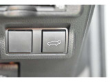 スマートキーや運転席のボタンを押すだけでリアゲートが自動で開閉します!荷物を持っている時や、高い位置にあるバックドアを閉める際に便利な機能です