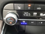 運転席/助手席が独立して調節可能な花粉除去フィルター付きフルオートエアコンです。