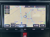 ダッシュボードに自然に溶け込むようにデザインされた純正メモリーナビゲーション。