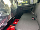 ご家族や友人が乗車する際にも十分な空間を備えたリアシート。普段使いに重宝する座席エリアです。