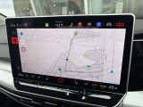 大型ディスプレイいっぱいに地図を表示可能。広い表示領域で周辺道路やルートを確認しやすくなっています。
