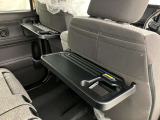 運転席と助手席の背もたれにちょっとしたテーブルになります。車内でちょっとしたランチやティータイムとして使う事もできます。