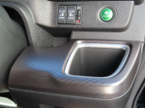 【運転席側ドリンクホルダー】運転中にすぐ取り出しやすい位置に配置しているのでドライブ中の水分補給もスムーズです。