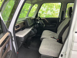 運転席周りの収納スペースが充実。スマートフォンやドリンクホルダーなど、必要なものをすぐに取り出せます。細部まで使いやすさを追求。