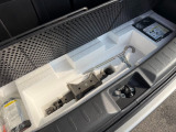 荷室下には、工具やパンク修理キットが収納されています。