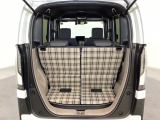 開口部も広く荷物の積み下ろしもしやすいお車となっております。シートの背もたれは5:5の割合で背もたれを可倒でき、前後のシートスライドもできるので荷室をひろげることができます。