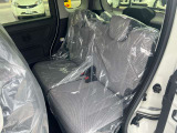 後部座席も十分な広さがあります!シートを倒せば荷物もさらに沢山積めますね♪