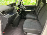 運転席周りは機能的で、必要なスイッチが手の届く範囲に配置されています。快適なドライビングをサポートします。