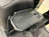 飲み物や食べ物を気軽に置ける格納式シートバックテーブルを、運転席と助手席の背もたれにご用意。車内の休憩も快適です!