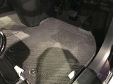 【まるクリ】内装工程では、中古車を気持ちよくお乗りいただけるよう清掃しております。シートの洗浄はもちろん、ニオイの元となるフロアカーペットまで洗浄・消臭を実施。