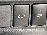運転席に座ったままスイッチひとつでバックドアの自動開閉操作が可能です。雨の日に外へ出てボタンを押す必要がなく、車内からのスムーズな乗り降りや荷物の積み下ろしをサポートしてくれます。