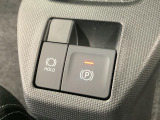 【オートブレーキホールド付き電子パーキング】ホールド機能がONになっている状態でクルマが停止すると自動でブレーキが作動!知らずうちにブレーキが緩んでしまった時、運転で足が疲れた時などに役立ちます♪