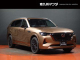 伸びやかなロングノーズと点灯する精悍なLEDライトが目を惹くフロントクォーター。重厚なフロントグリルと洗練された造形美が融合し、マツダSUVならではの存在感と品格を解き放っています。