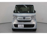 Honda SENSING搭載!ミリ波レーダー単眼カメラで、クルマの前方の状況を認識。ブレーキやステアリングの制御技術と強調し、安全・快適な運転や事故回避を支援する先進のシステムです。