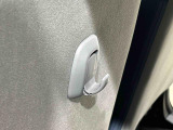 運転席&助手席の背面についたユーティリティフックには荷物がサッと掛けられます。