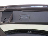 テールゲートには、ハンズフリー・オープニング/クロージング機構も搭載しています。両手に荷物を抱えていてもそのままで、リアバンパーの下で足を動かすだけでパワーテールゲートが自動的に開閉します。