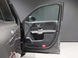 視野角の広い鮮明な画像で駐車をサポートしてくれる、パーキングアシストリアビューカメラがあるので、狭い場所での駐車も楽々!