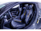 ドライバーを中心に設計された内装です。SF90よりもシンプルでミニマルなデザイン。