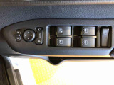 パワーウィンドウつきで窓の開閉もラクラク♪更に電動格納ドアミラー付!